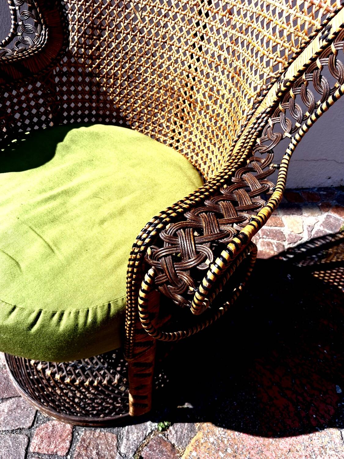 Authentique fauteuil dit Emmanuelle en rotin, design séventies
