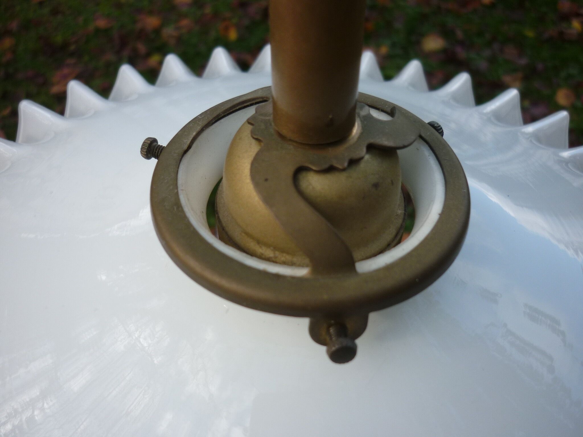 Hanging undulating opaline blinds