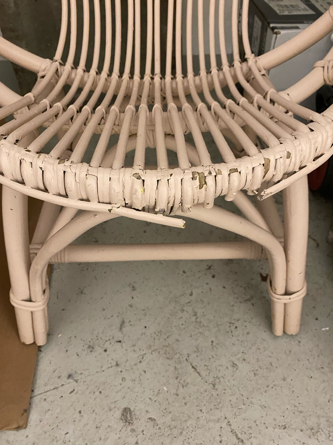 Chaise Shell en rotin peint rose pâle