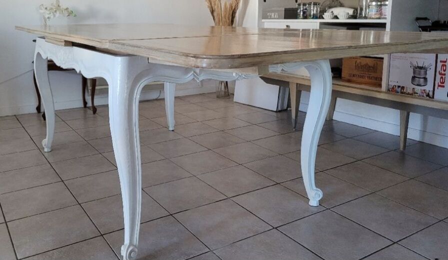 Extendable cherry wood table