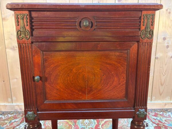 Élégant chevet ancien de style Louis XVI, en acajou et placage d’acajou,