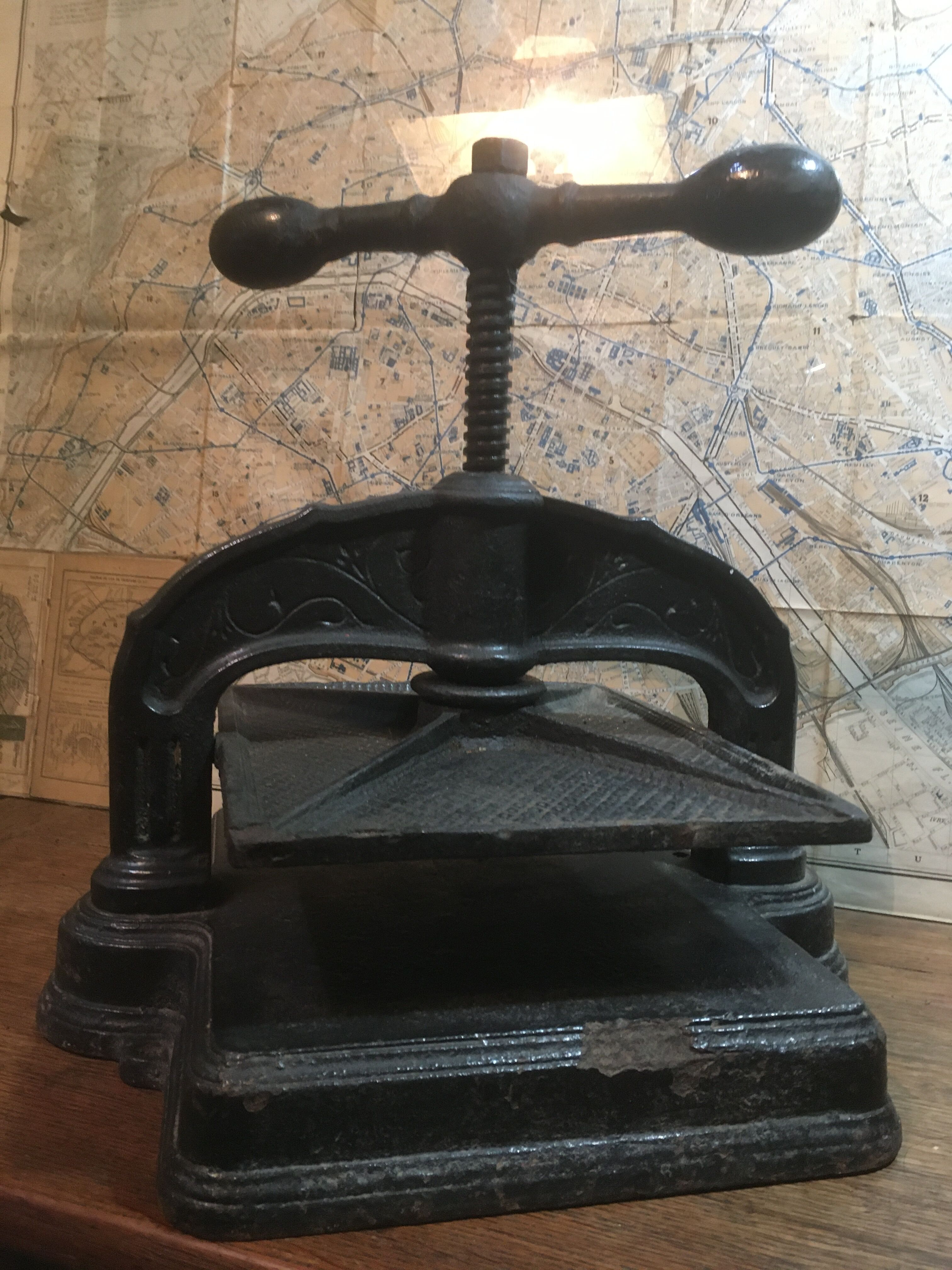 Cast iron binding press
