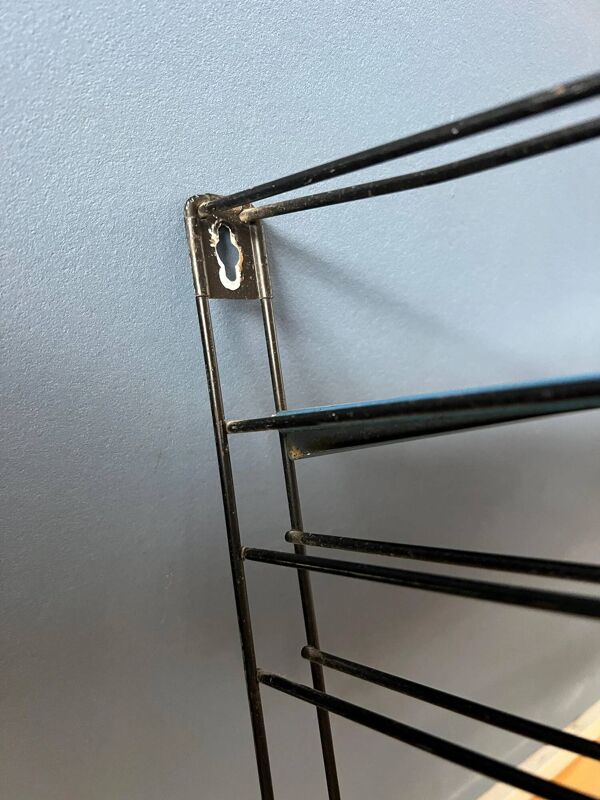 Étagère murale modulaire vintage Tomado en métal bleu, noir et rouge