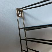Étagère murale modulaire vintage Tomado en métal bleu, noir et rouge