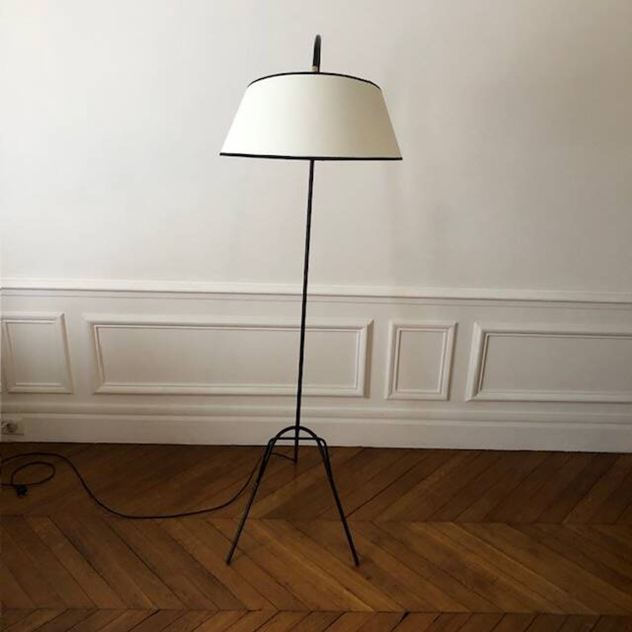 Lampadaire tripode et porte revue 1950