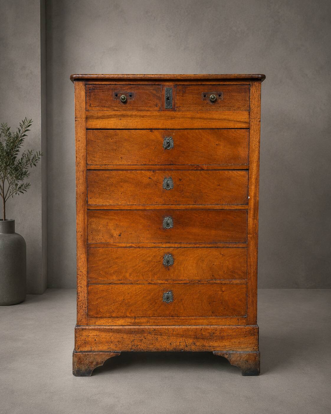 Walnut chest of drawers