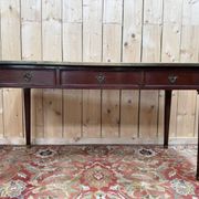 Bureau plat – Style Louis XVI – Acajou, cuir vert, bronze