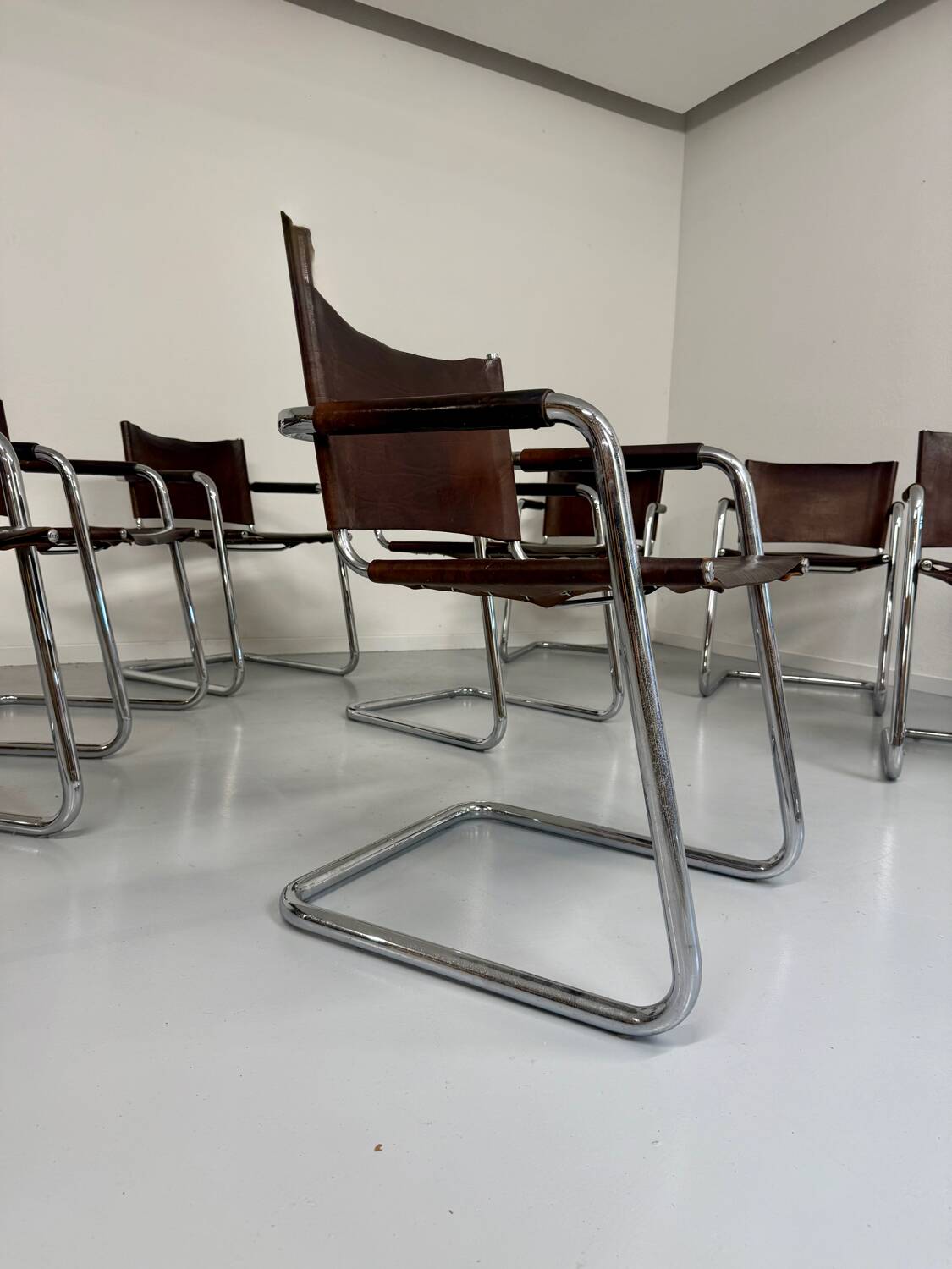 Lot 8 chaises tubulaires cuir métal design bauhaus années 70 vintage