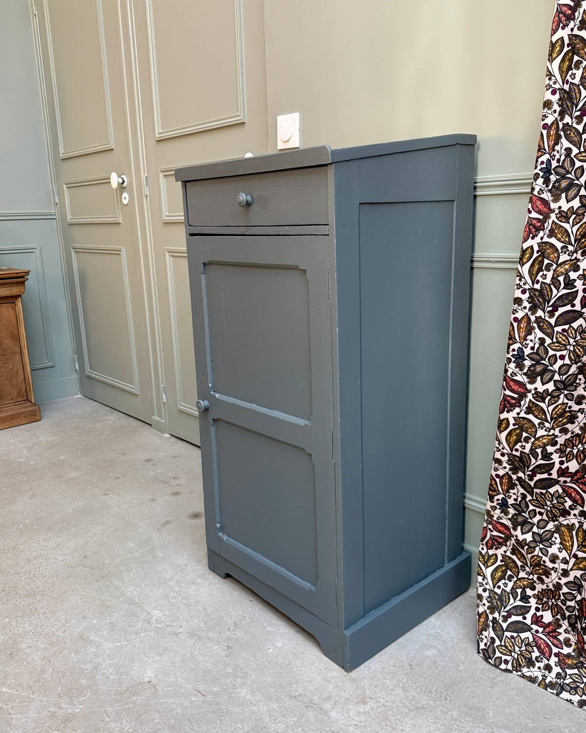 Trade furniture, vinyl furniture (renovated)