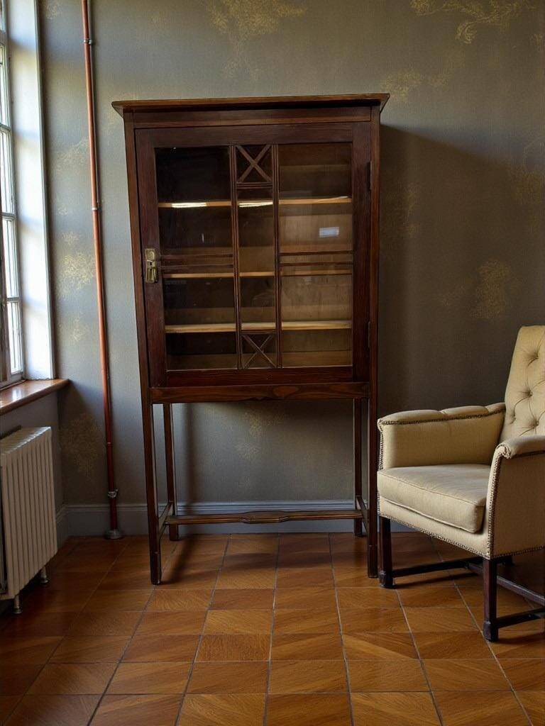Vitrine vintage en bois sur pieds / étagère