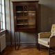Vitrine vintage en bois sur pieds / étagère