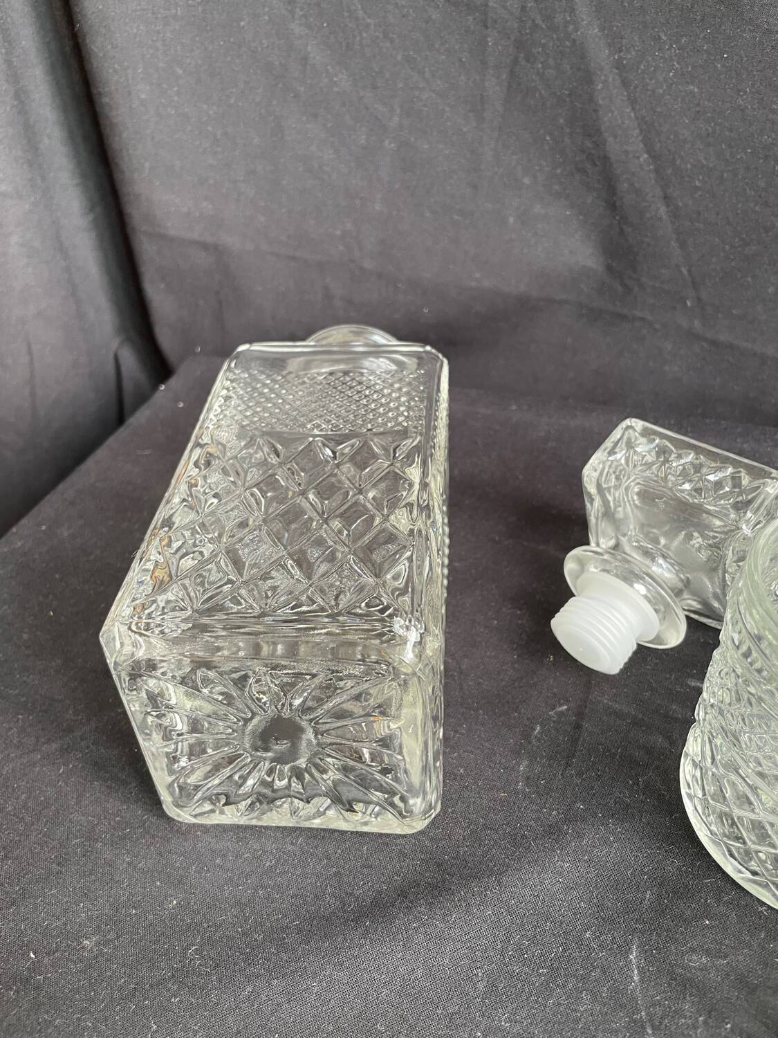 Chiseled glass whiskey service carafe and 6 Italian glasses