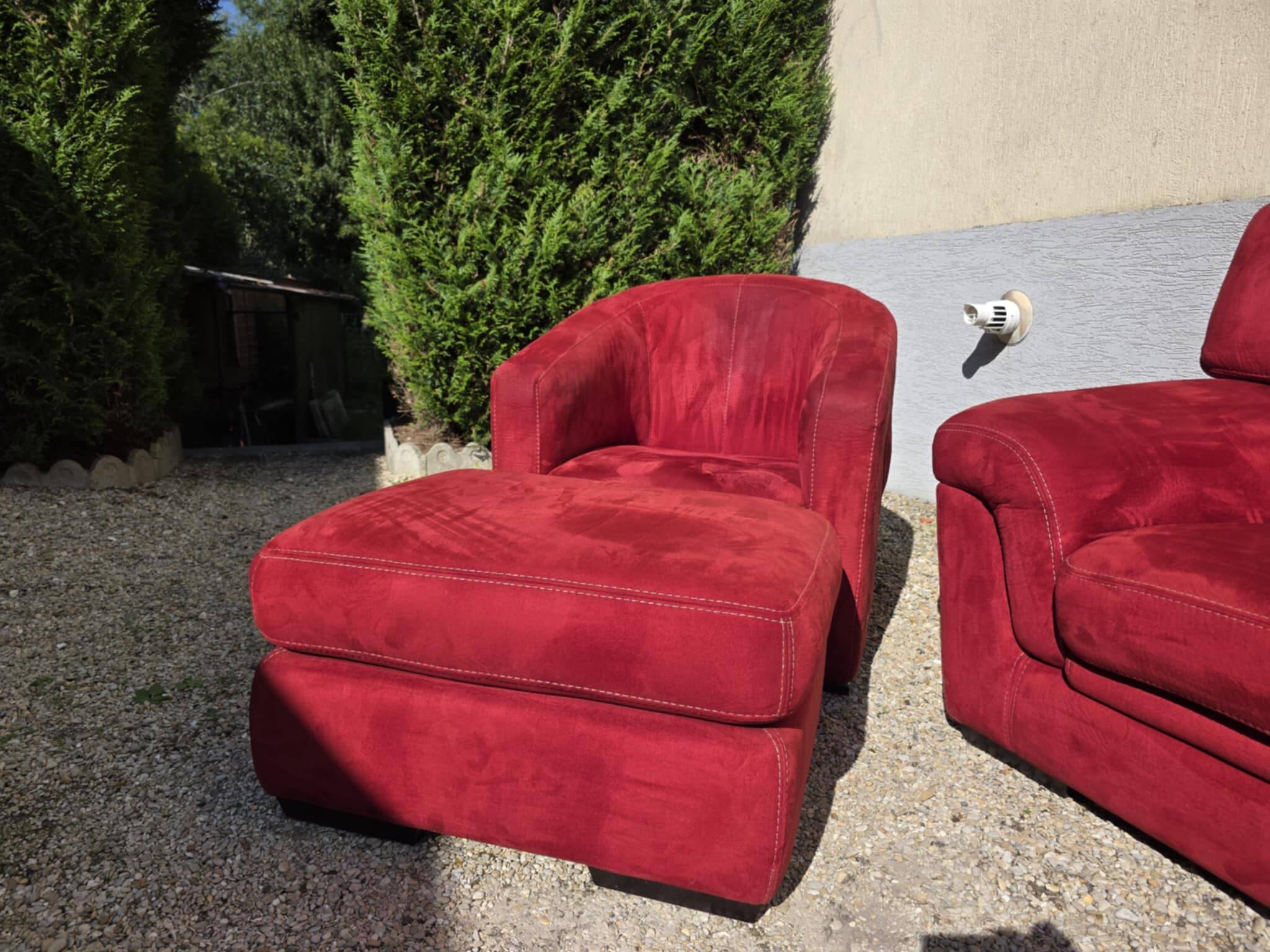 Ensemble un canapé deux fauteuils rouge et un pouf très bon état