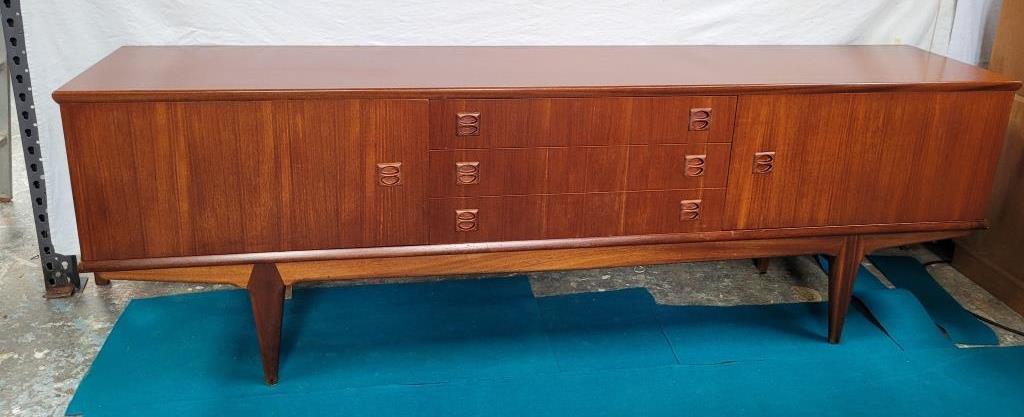 Scandinavian enfilade of the 70s, teak plated.