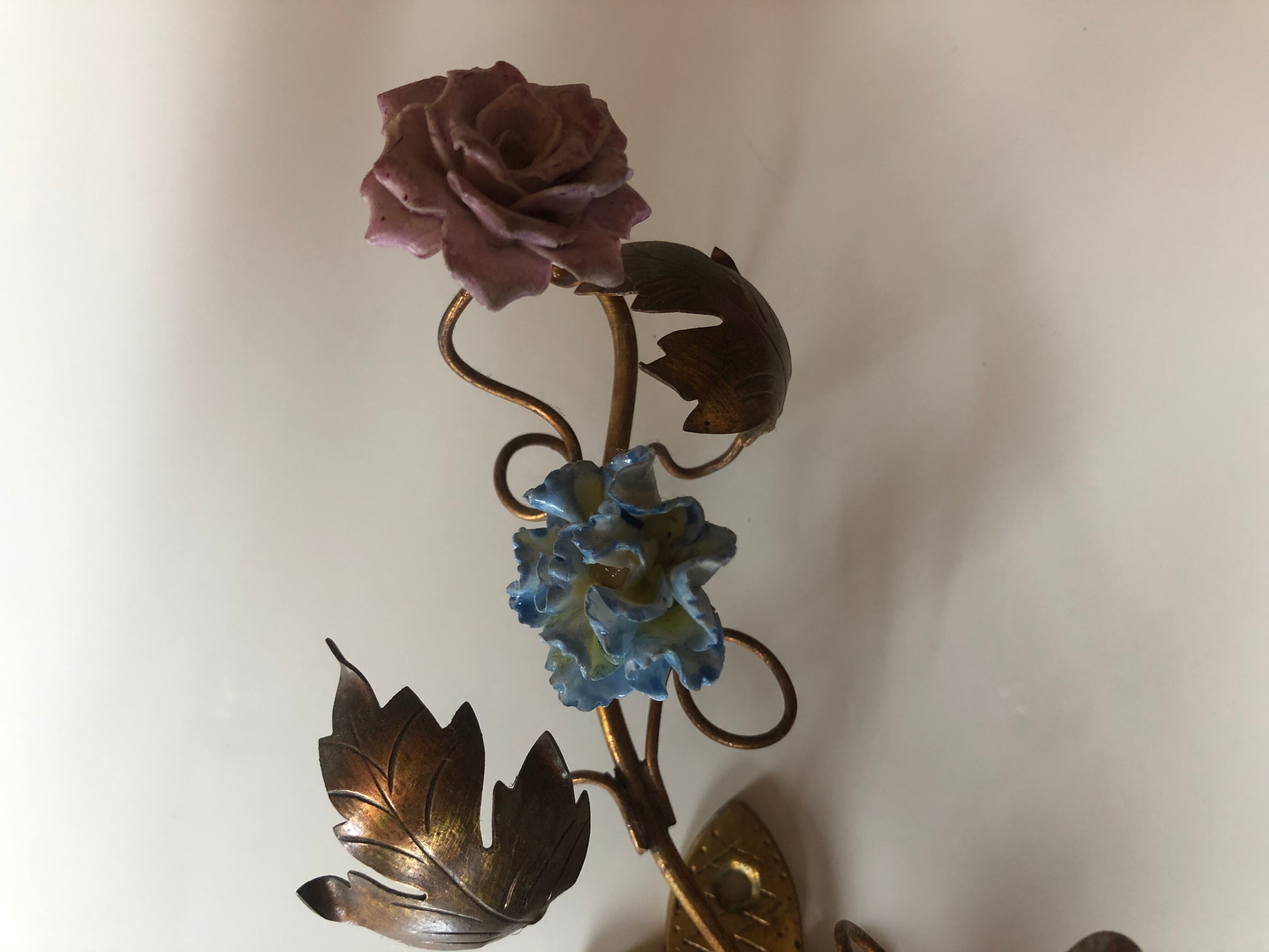 Two bronze wall light decorated with flowers in german porcelain