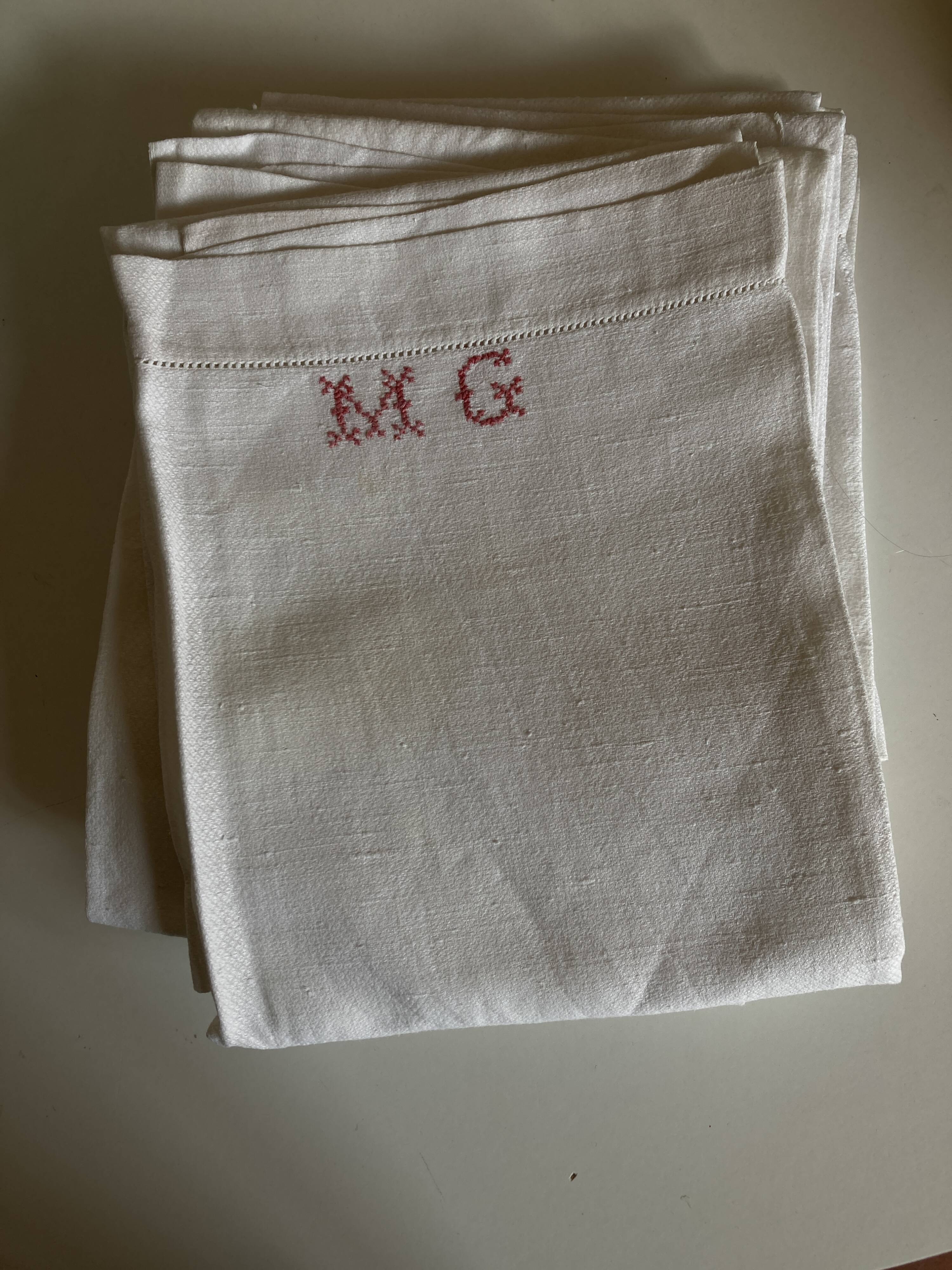 Set de 6 serviettes en lin caviar 1930 brodées MG rouge 65 x 85