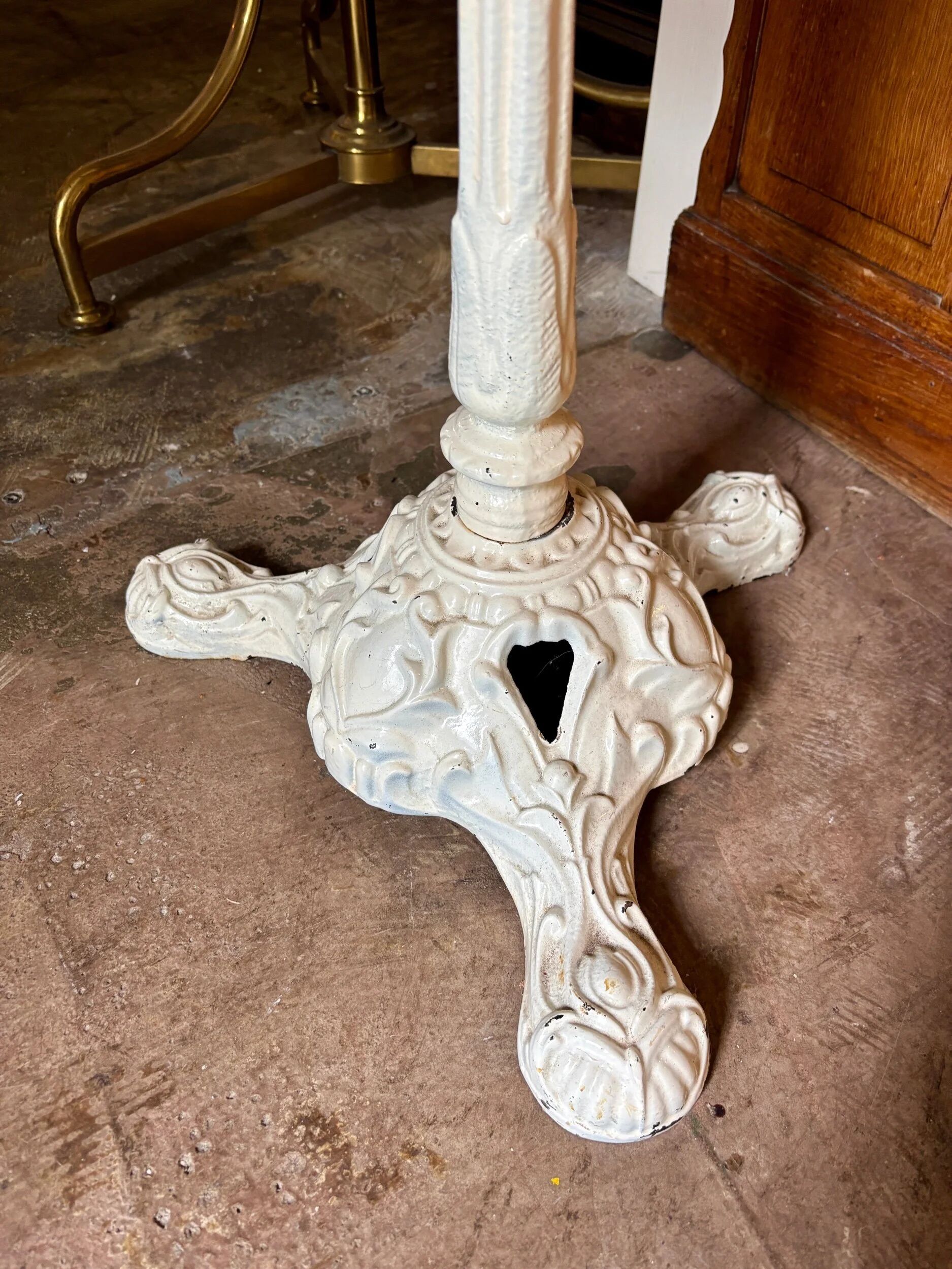 Bistro table in cast iron and beige melamine ⌀ 60 cm
