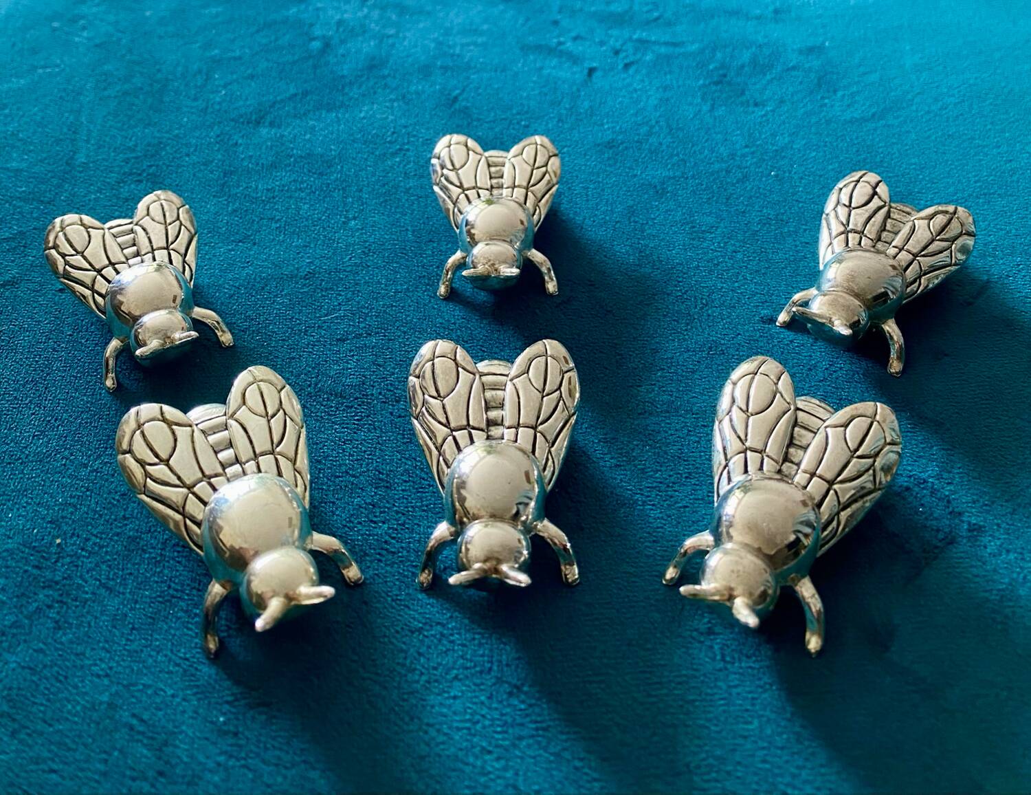 6 Bee-shaped knife holders, silver-colored metal