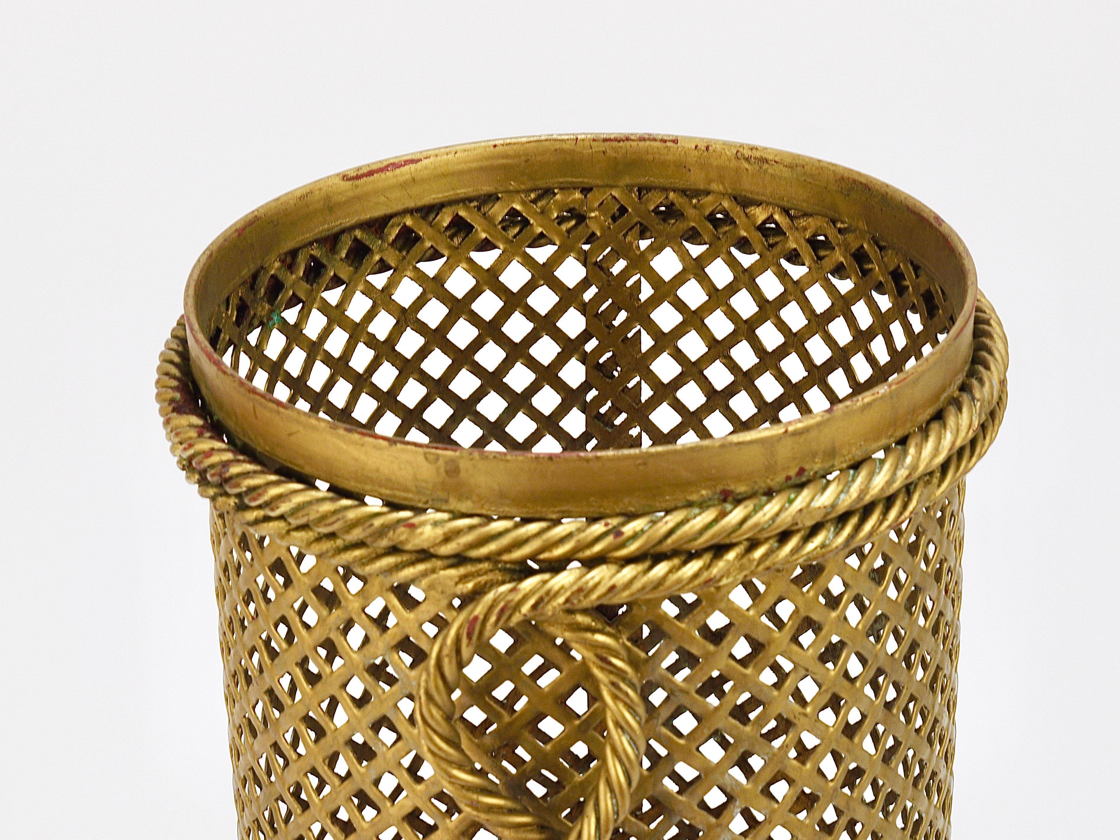 Hollywood Regency umbrella stand in gold metal with cord and tassels, Li Puma Firenze, 1950.