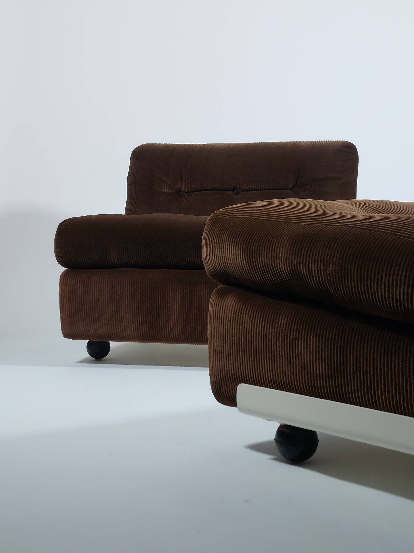 Paire de fauteuils lounge Amanta en velours côtelé et fibre de verre par Mario Bellini pour C&B Italia