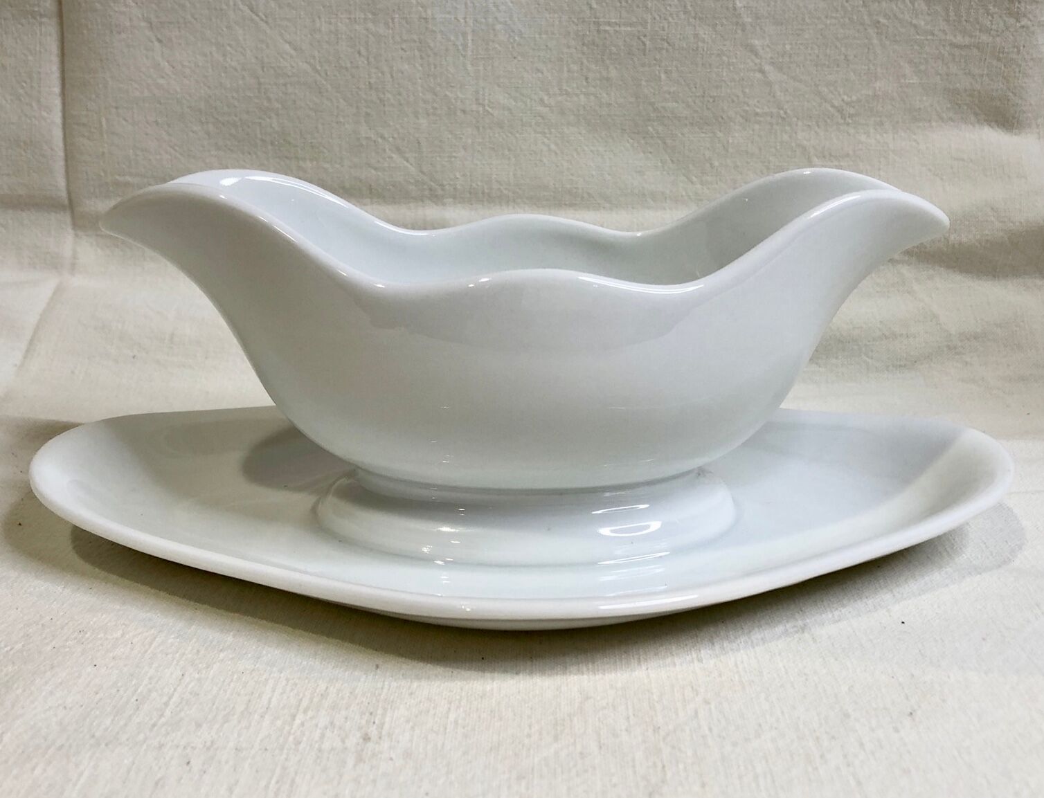 Saucière en porcelaine blanche. AH & C, France.