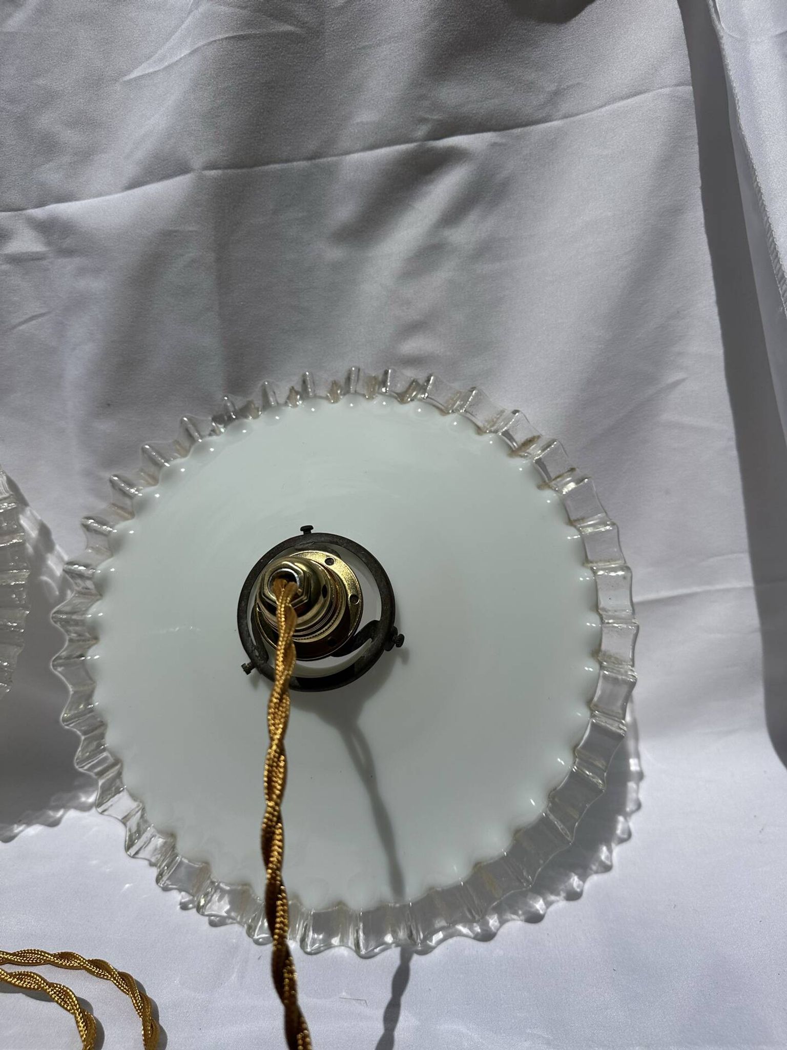 Paire de suspension opaline ondulée vintage griffe laiton
