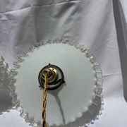 Paire de suspension opaline ondulée vintage griffe laiton