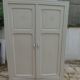 Armoire Art Déco réenchantée en beige.