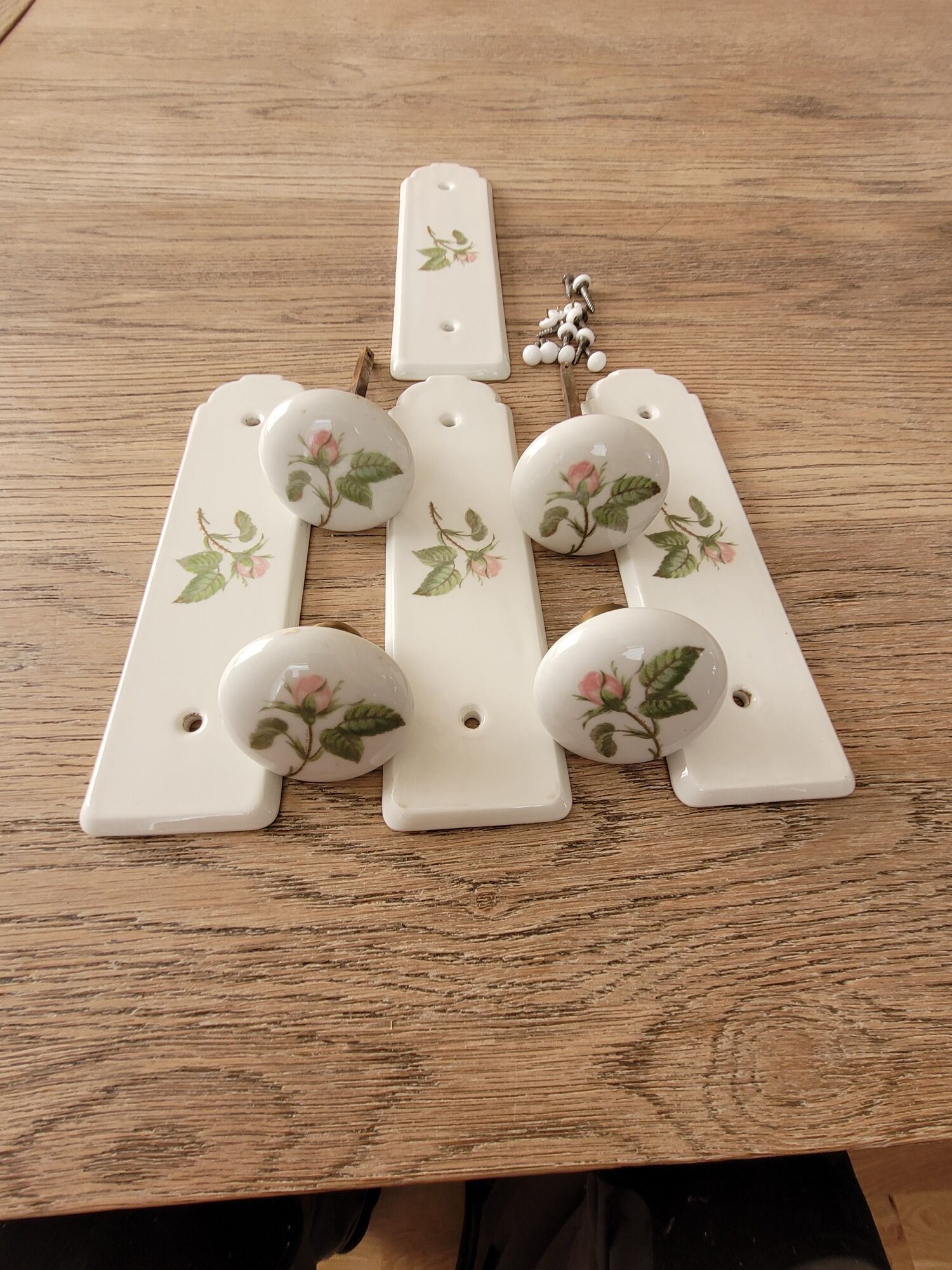 Set of 2 Porcelain door handles and cleanliness plates
