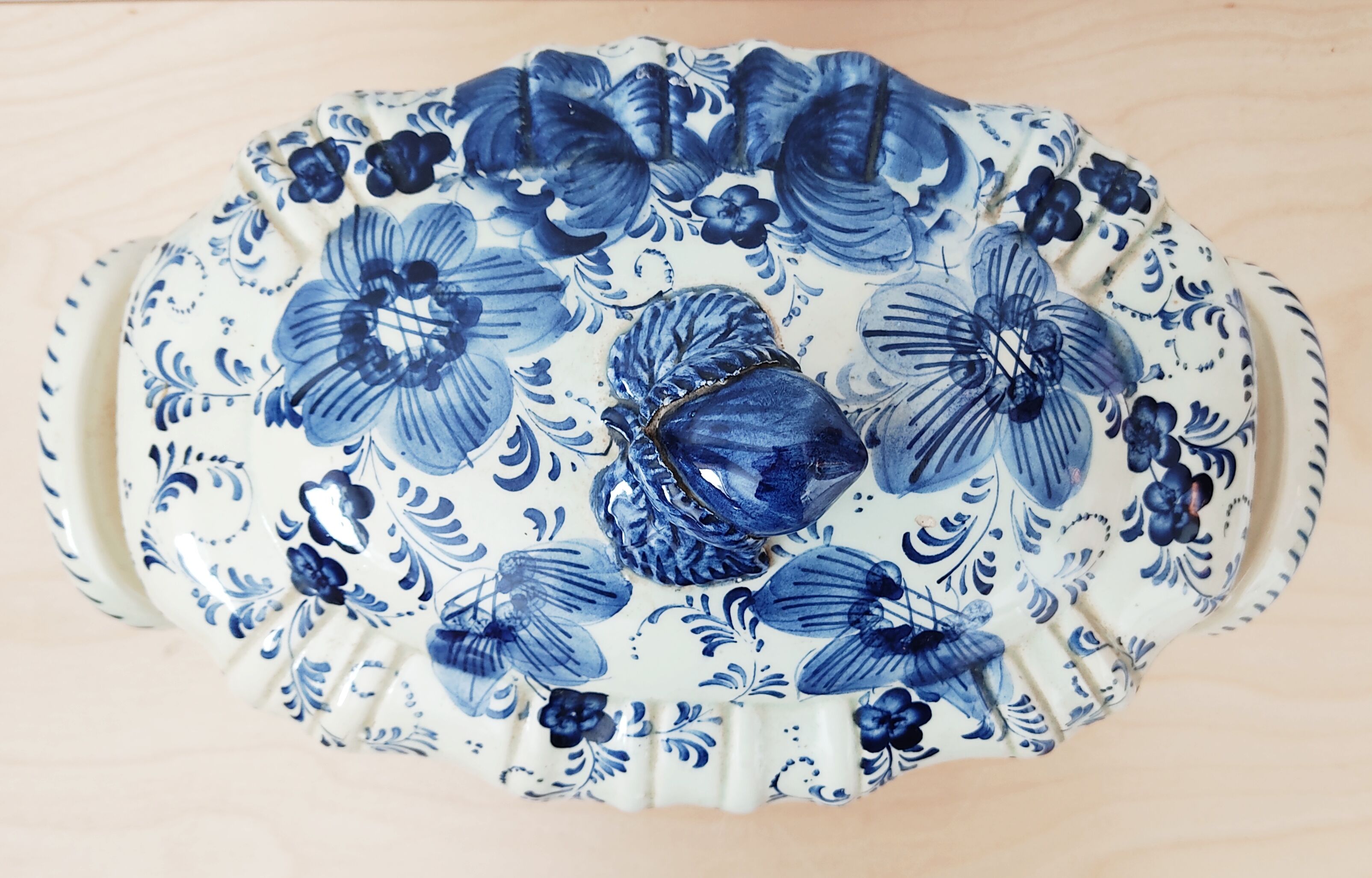 Delft earthenware covered dish