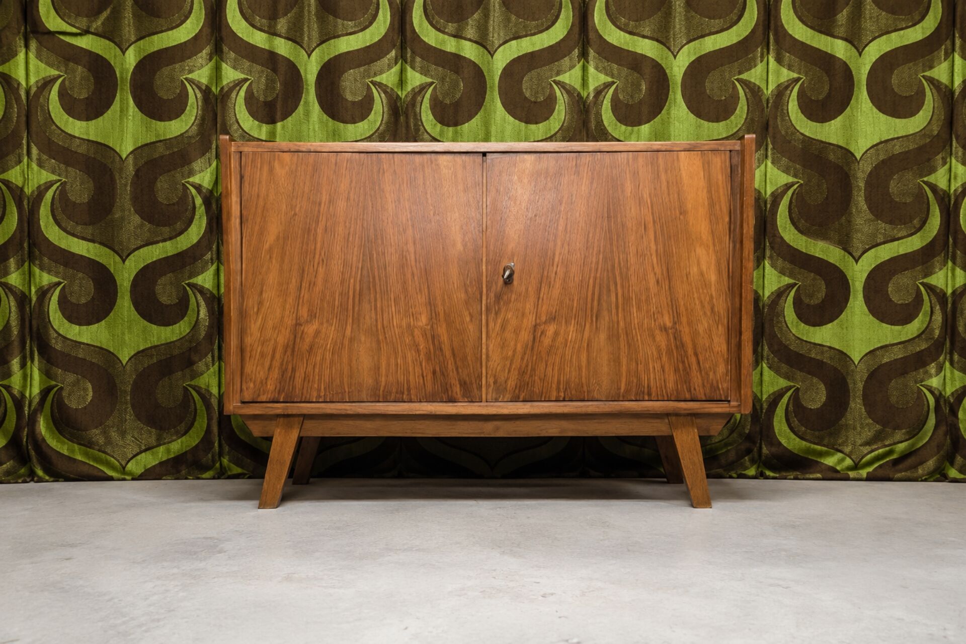 Meuble de rangement vintage en noyer 1960"