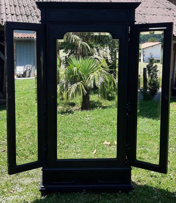 Armoire de couturière avec miroirs triptyques biseautés. (Armoire à glaces)