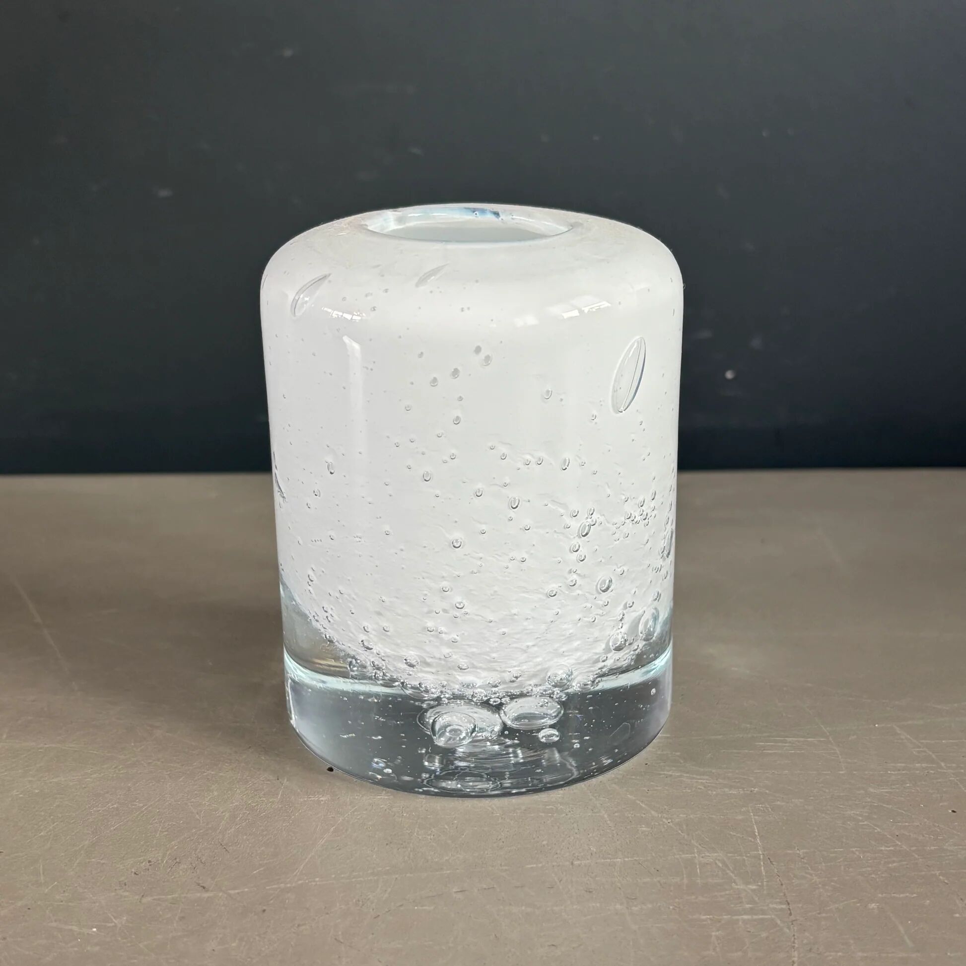 Bougeoir en verre moulé bullé blanc