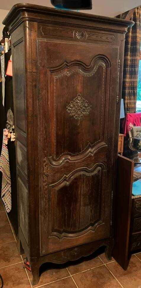 Old sculpted Breton bonnetière