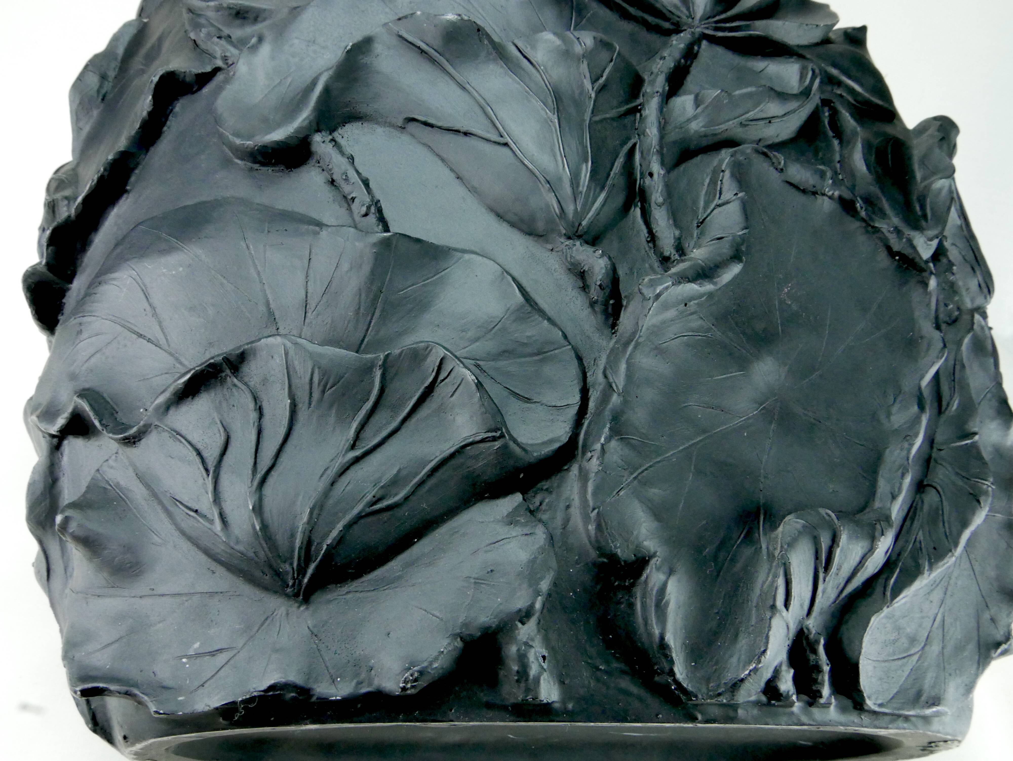 Black resin vase Lotus publisher VGnewtrend