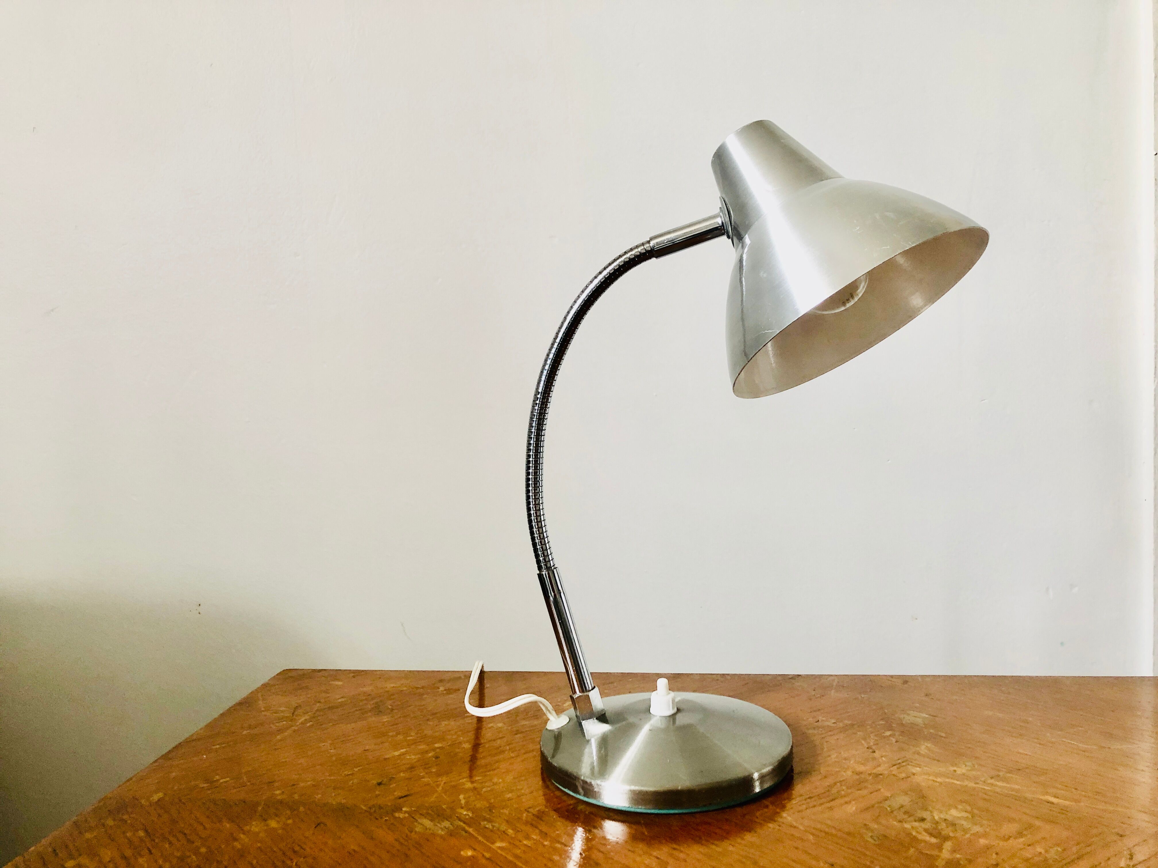 Aluminum hose desk lamp