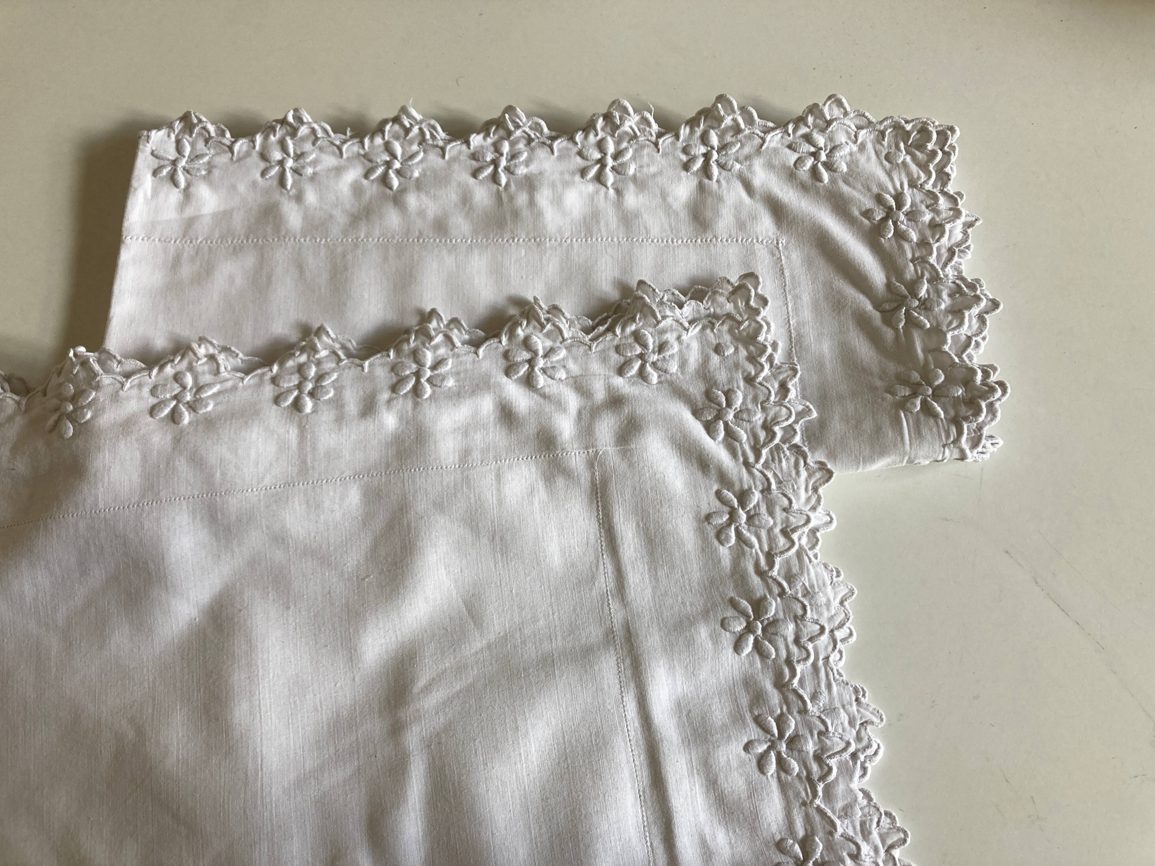 Pair of percale pillowcases embroidered festoons and daisies 1960