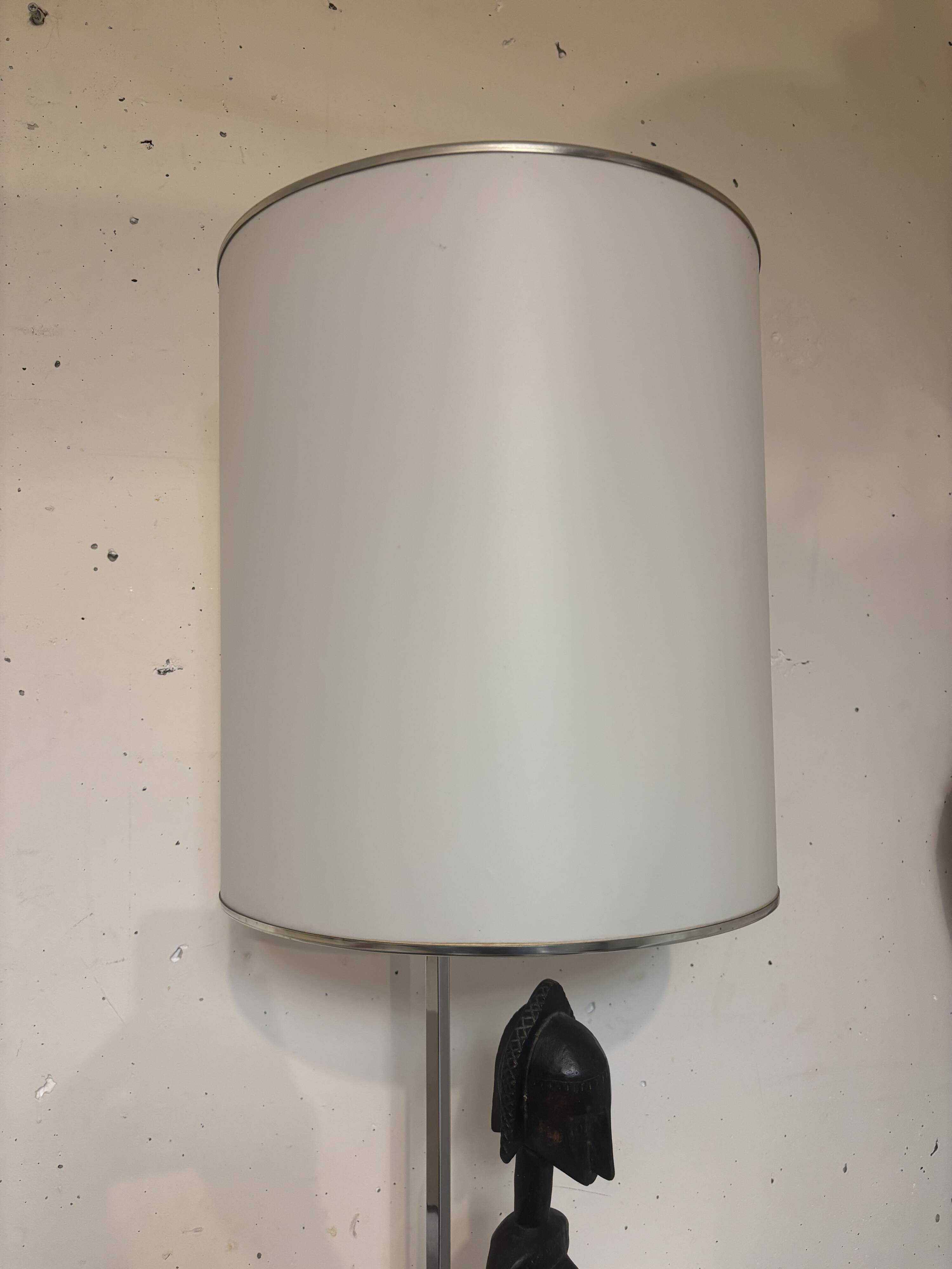 Lampe plexiglass surmontée d’un totem 1970