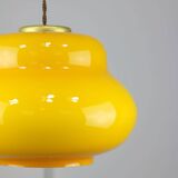 Lampe à suspension italienne du milieu du siècle en verre jaune et laiton