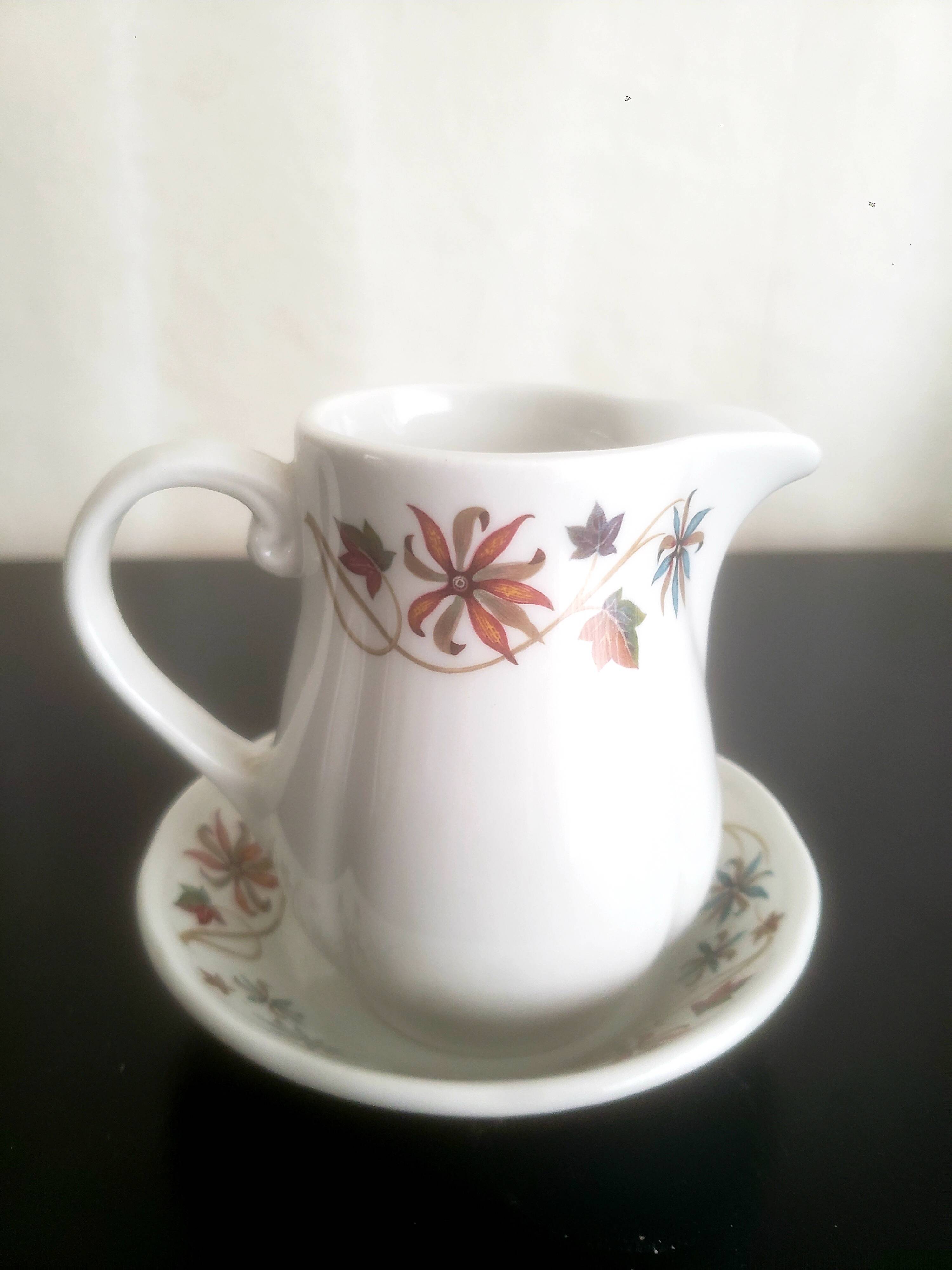 Pot à lait avec soucoupe