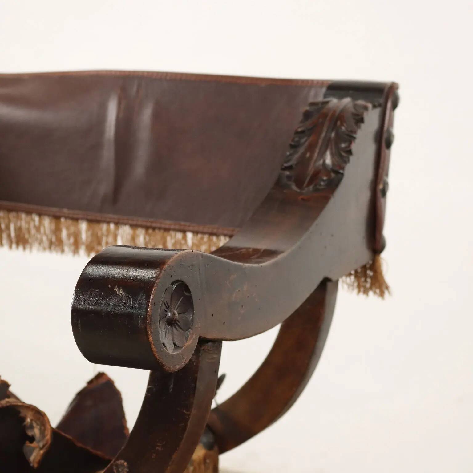 Antique neo-Renaissance folding chair in walnut and leather, Italy, 20th century.