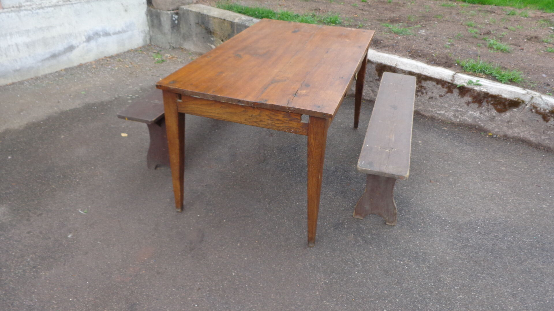 Country table and benches