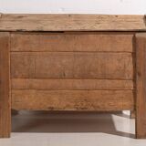 Coffre ancien en bois sculpté de style primitif, c.1920