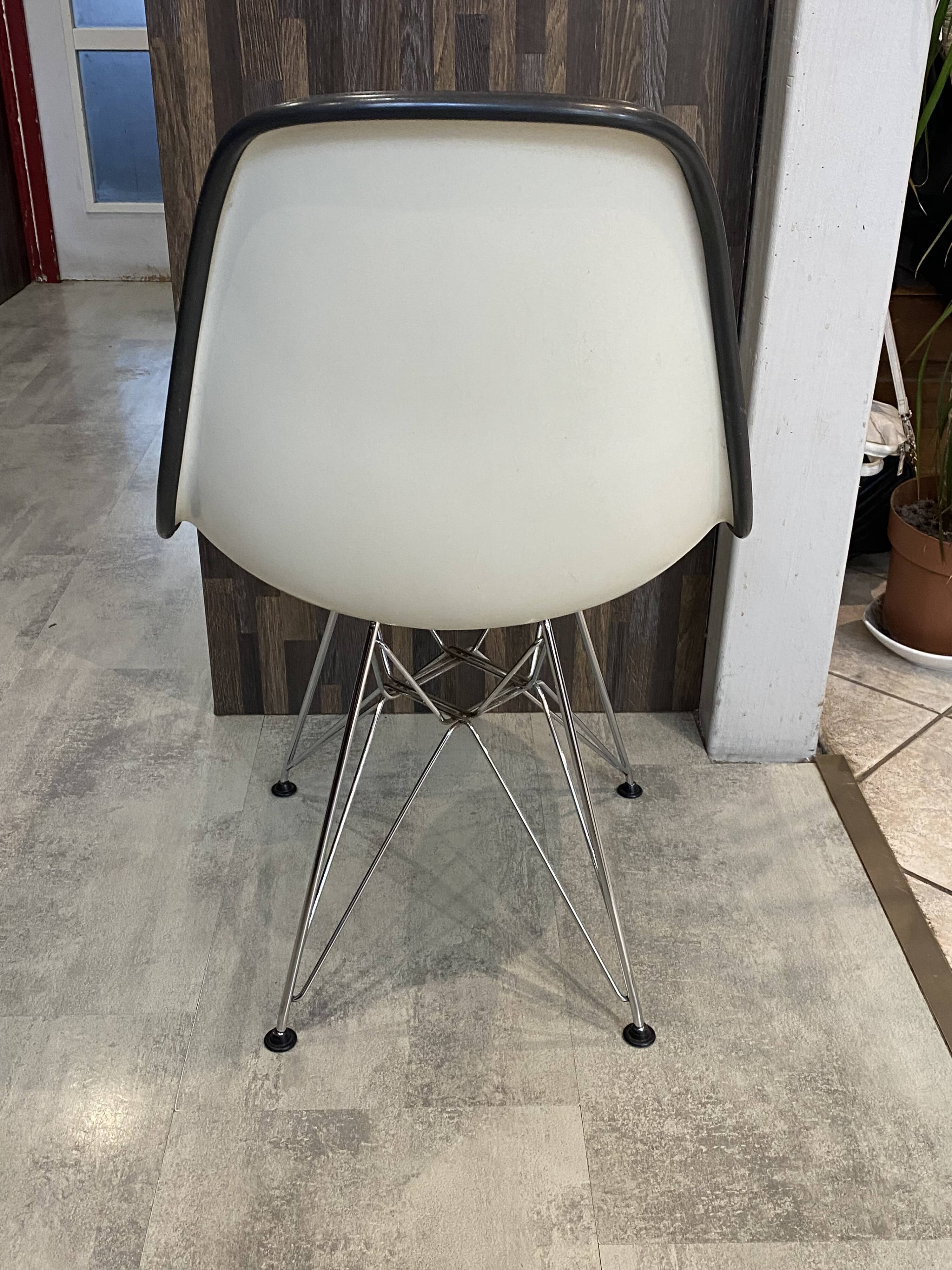 Fibreglass chair with skai vinyl, DSR Eiffel, off-white, Eames, Herman Miller.