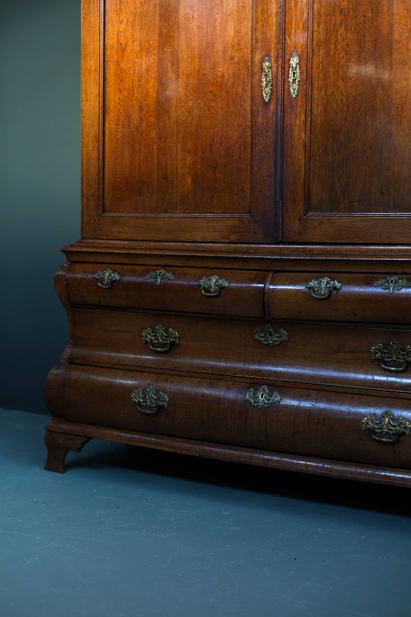 Bombe armoire hollandaise xviiie siècle