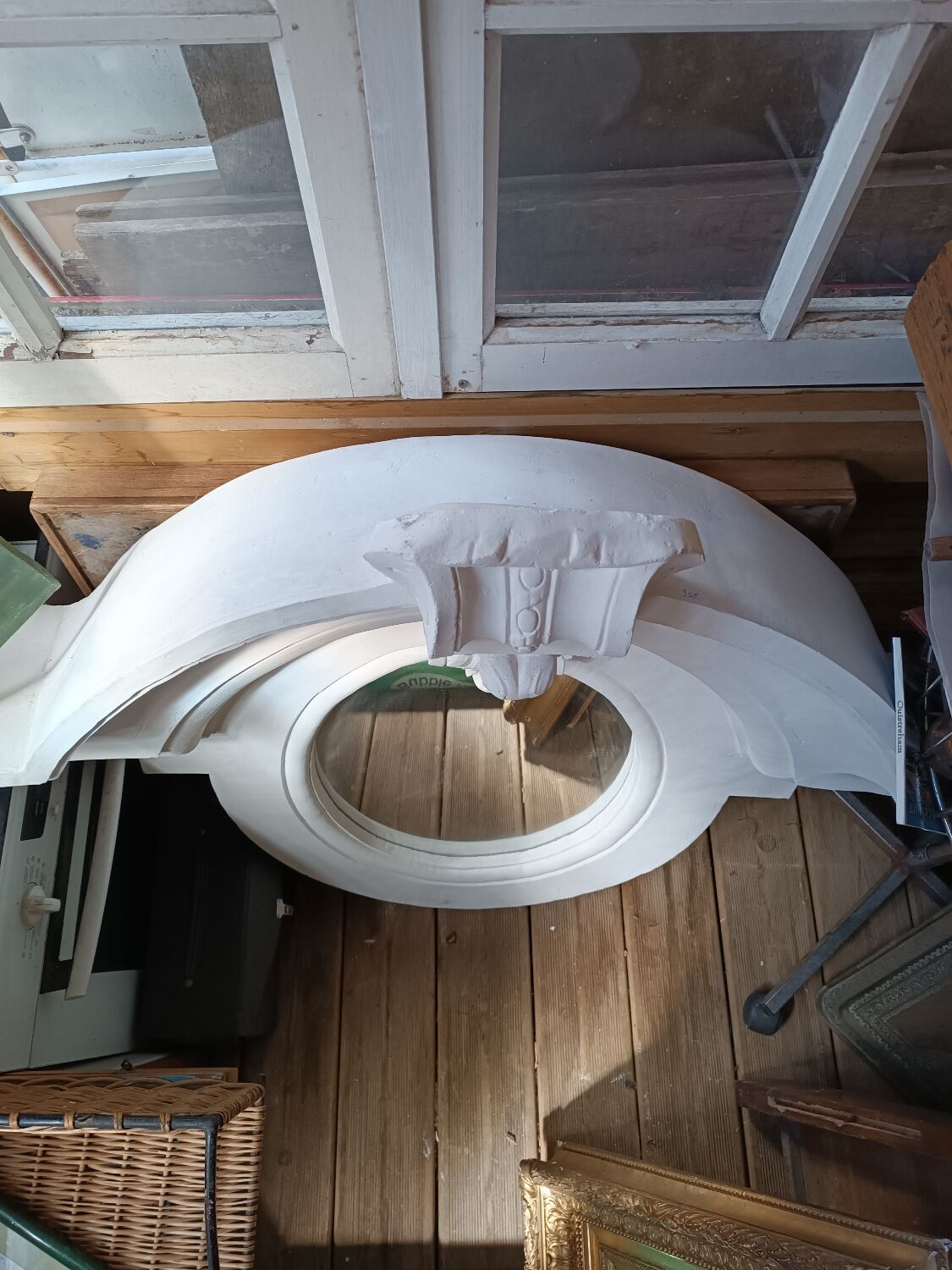 Mirror bull's eye in plaster