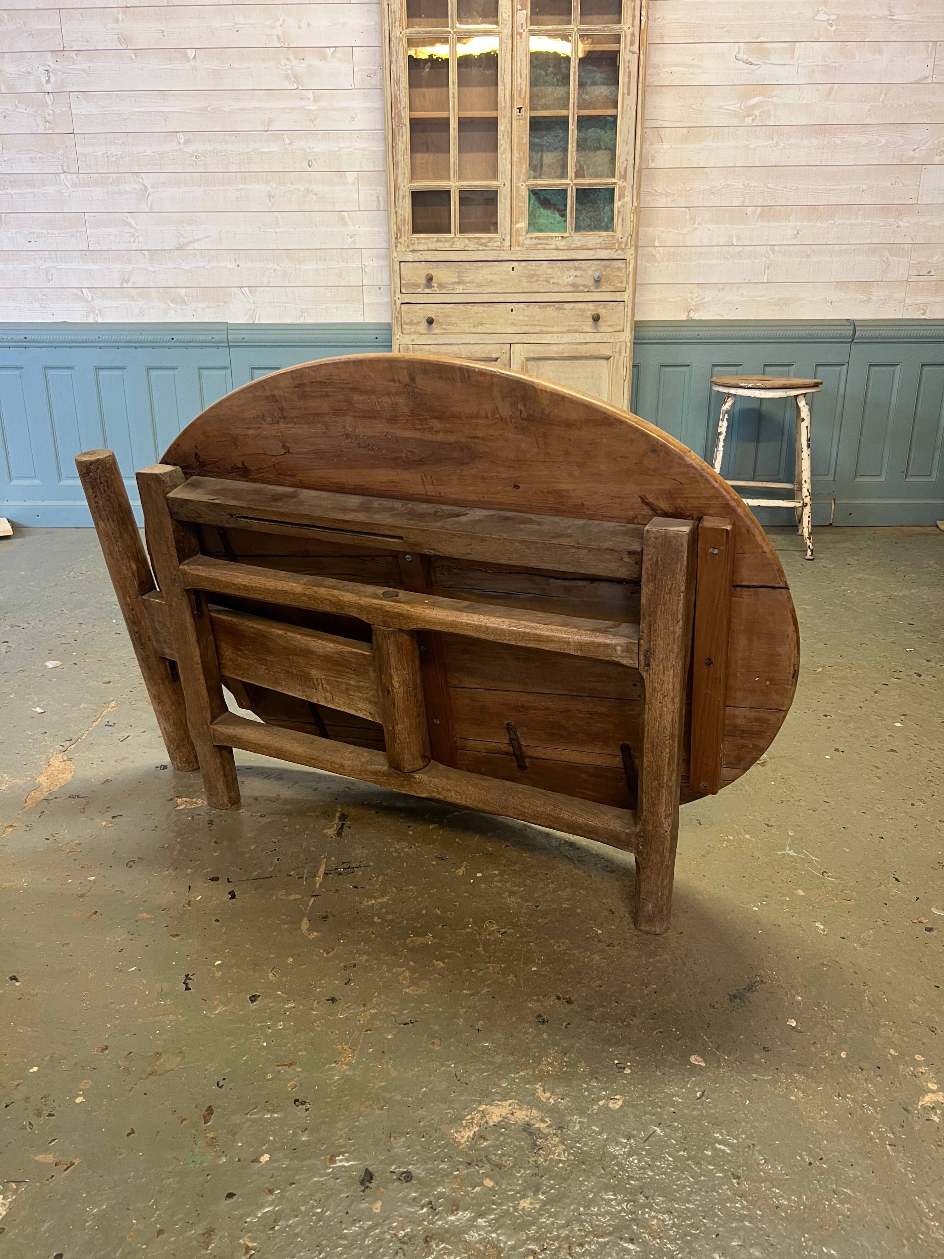 Table XVIIIème en noyer