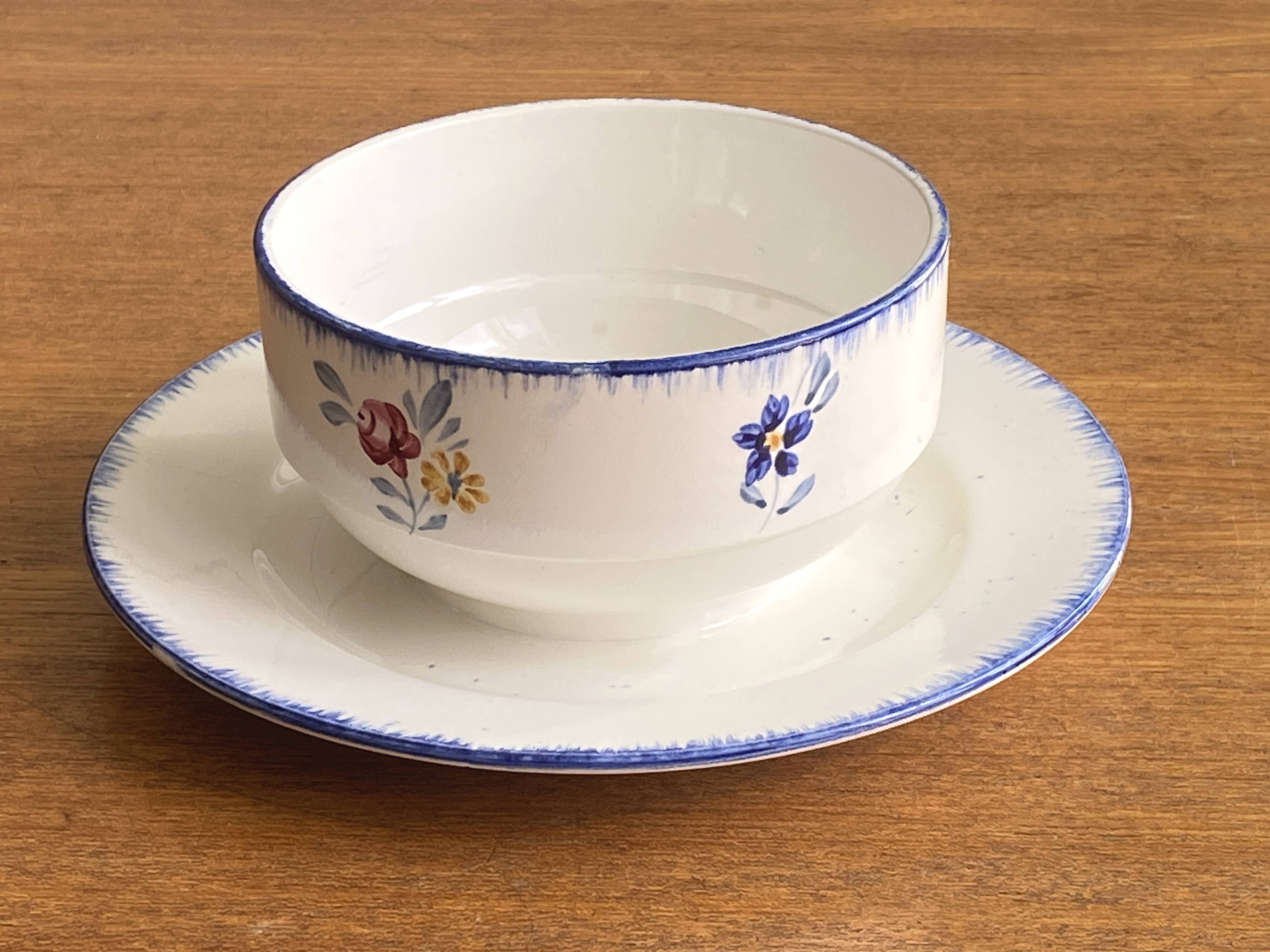 Bowl on plate / sauce boat in Digoin Sarreguemines Mary Lou earthenware.