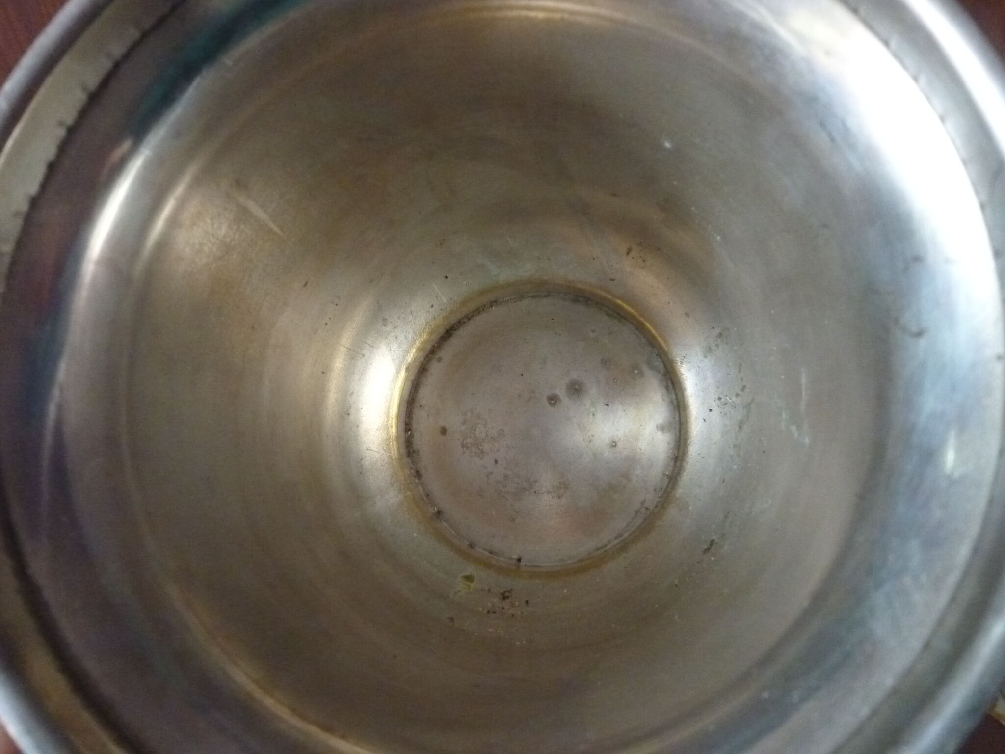 Cache silver metal pot with lion heads