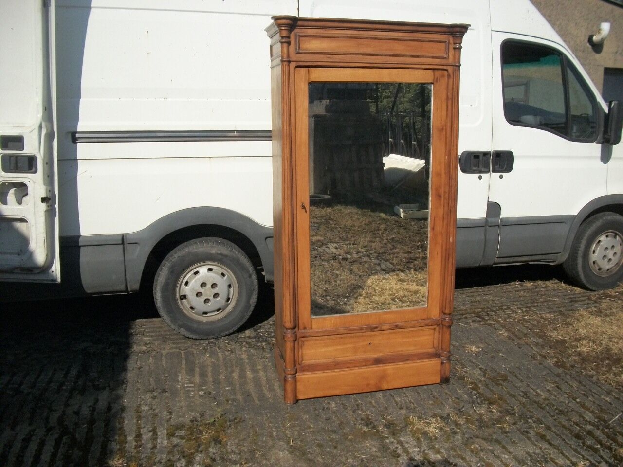 Bonnetière with mirror